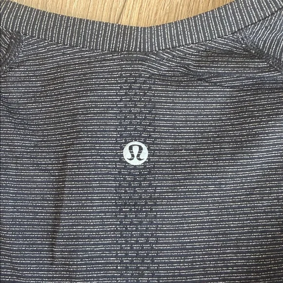 ((2 PIECE)) LULULEMON WORKOUT TOP BUNDLE SIZE 8/MEDIUM EEEUC - Picture 9 of 9